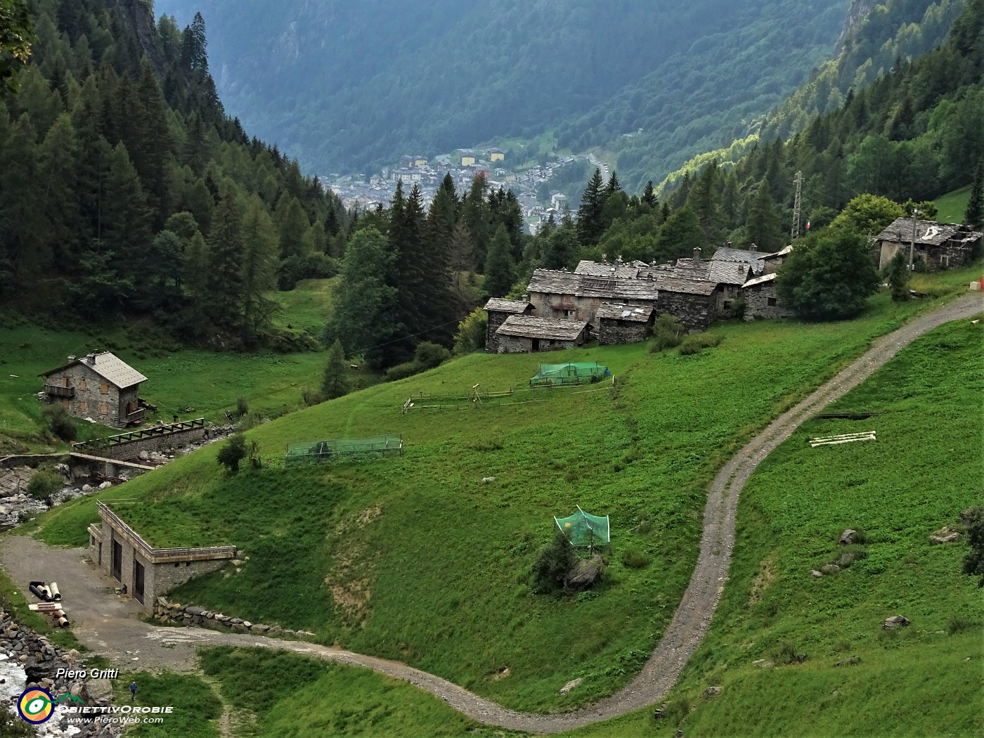 98 Vista sull'antico borgo di Pagliari (1313 m).JPG